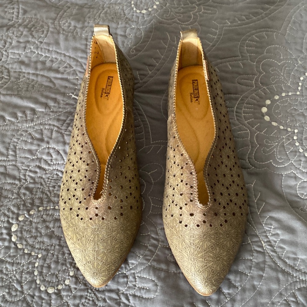 Pikolinos La Marina perforated flats. Size 39